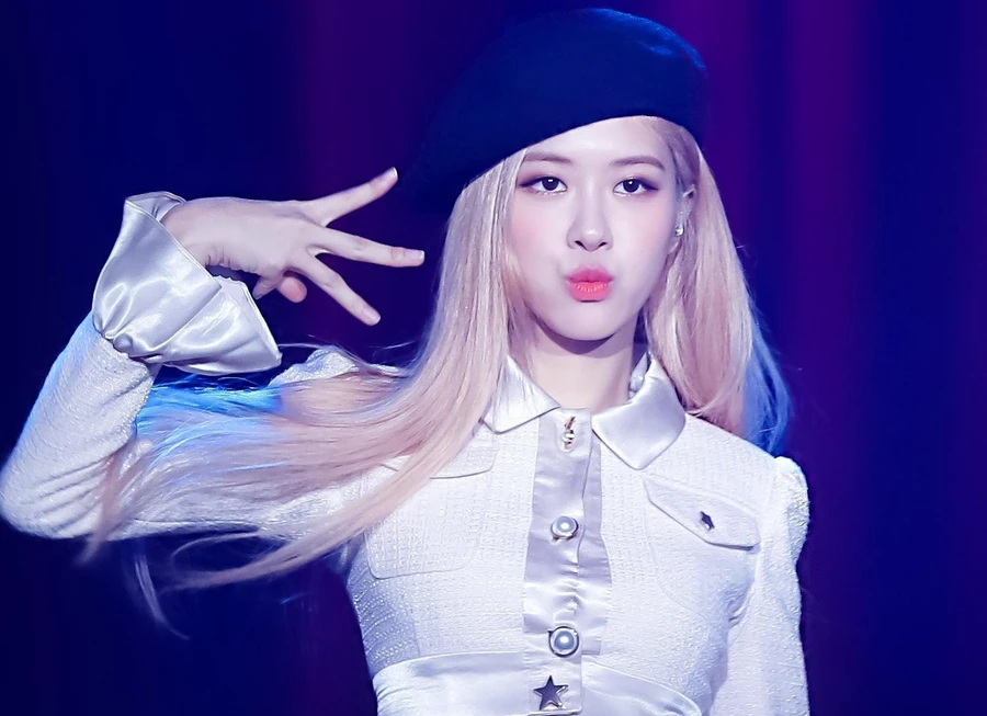 Loạt ảnh thời trang sân khấu đơn giản nhưng rất xinh của Rosé (BlackPink)