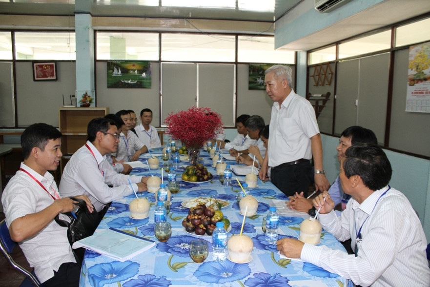 Ông Lê Ngọc Bữu - Giám đốc Sở GD&ĐT Bến Tre báo cáo với đoàn công tác