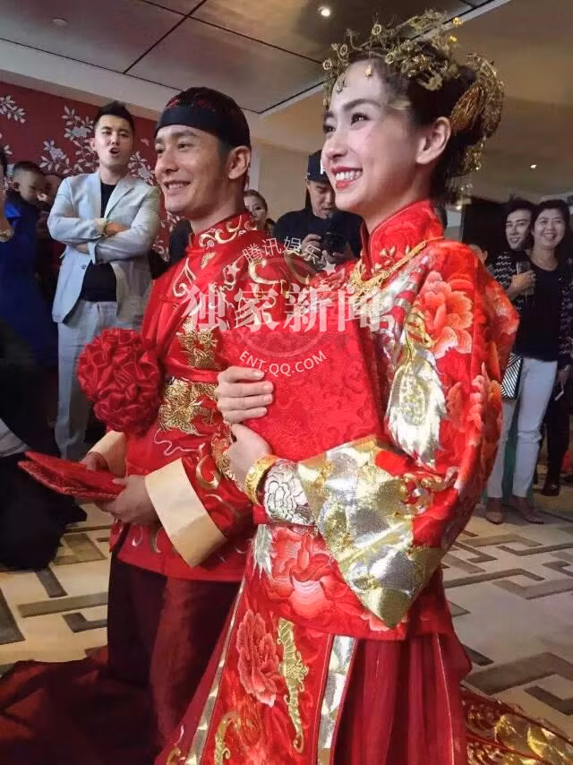 Huỳnh Hiểu Minh - Angelababy quỳ gối dâng trà trong đám cưới