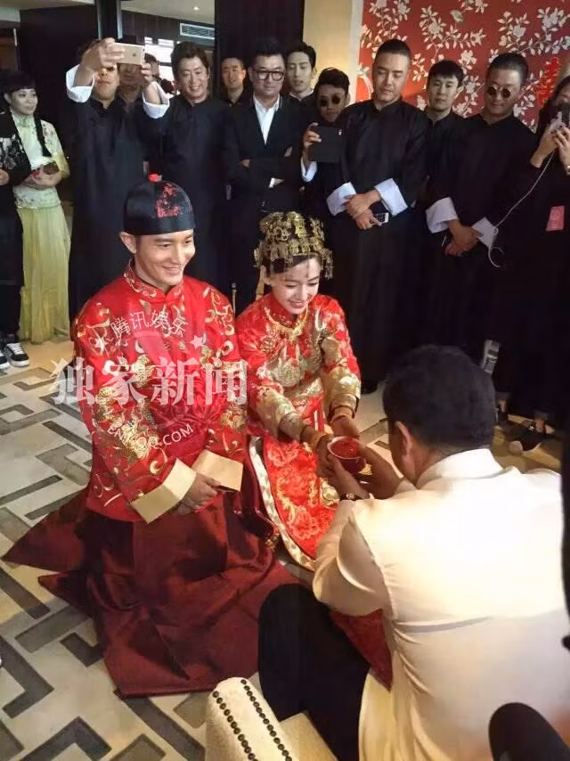 Huỳnh Hiểu Minh - Angelababy quỳ gối dâng trà trong đám cưới