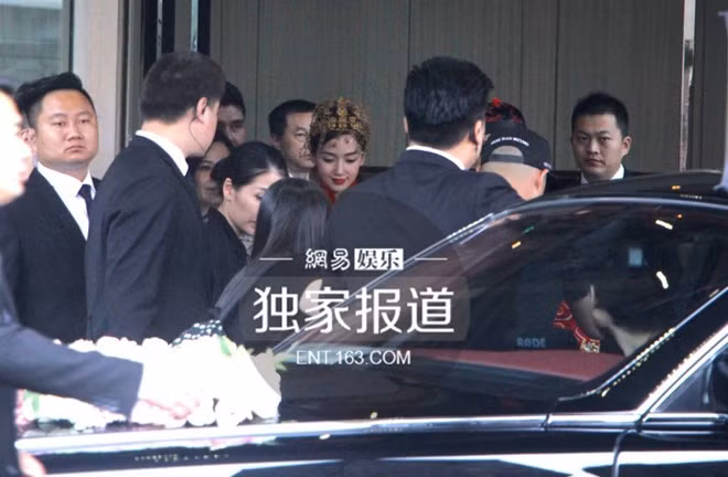 Huỳnh Hiểu Minh - Angelababy quỳ gối dâng trà trong đám cưới