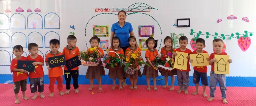 Sự động viên của người thân và đồng nghiệp giúp cô giáo Hà vượt qua bệnh tật, tiếp tục công tác.