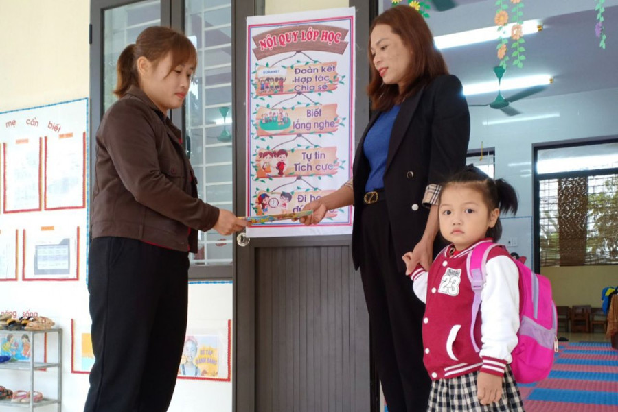 Nhiều phụ huynh dần tin tưởng và yên tâm gửi gắm con để cô Hà chăm sóc. Nhiều phụ huynh dần tin tưởng và yên tâm gửi gắm con để cô Hà chăm sóc.