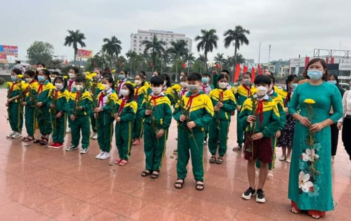 Học sinh Trường Tiểu học Võ Thị Sáu dâng hoa trước tượng đài Tổng Bí thư Lê Duẩn. Ảnh: NVCC