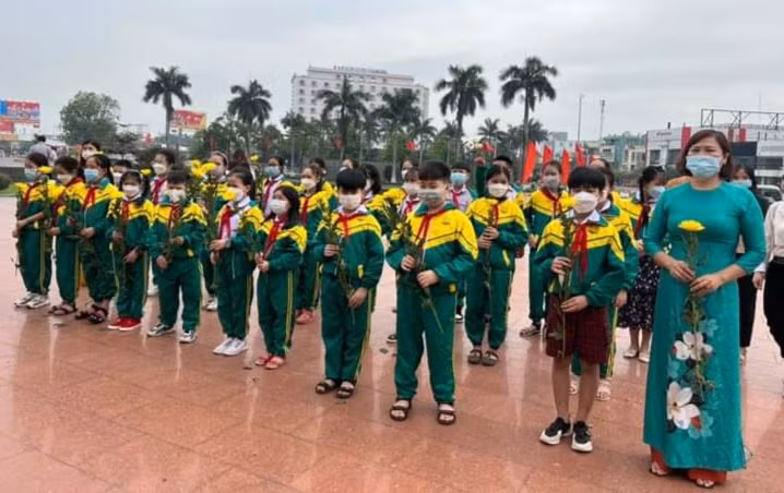 Học sinh Trường Tiểu học Võ Thị Sáu dâng hoa trước tượng đài Tổng Bí thư Lê Duẩn. Ảnh: NVCC