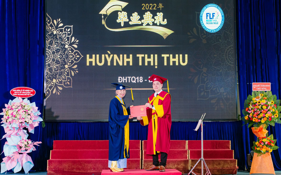 Sau 15 năm rời bục giảng, cô Huỳnh Thị Thu trở lại giảng đường và lấy bằng đại học thứ 3 ngành Ngôn ngữ Trung vào tháng 8/2022.