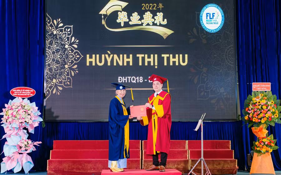 Sau 15 năm rời bục giảng, cô Huỳnh Thị Thu trở lại giảng đường và lấy bằng đại học thứ 3 ngành Ngôn ngữ Trung vào tháng 8/2022.