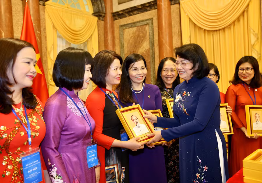 Nguyên Phó Chủ tịch nước Đặng Thị Ngọc Thịnh gặp mặt các nhà khoa học nữ của ngành Giáo dục. Ảnh: TTXVN