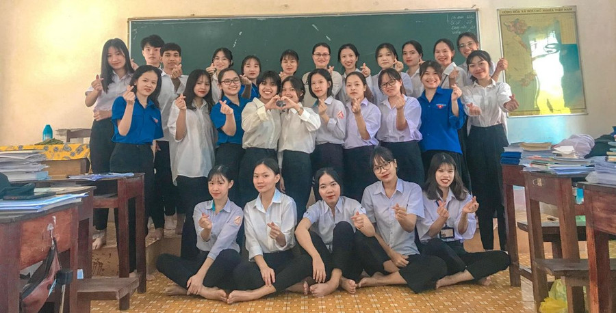 Cô Thái Thị Lương, Tổ trưởng Tổ Ngữ văn, Trường THPT DTNT N’Trang Lơng (tỉnh Đắk Lắk) cùng học trò. Ảnh: NVCC