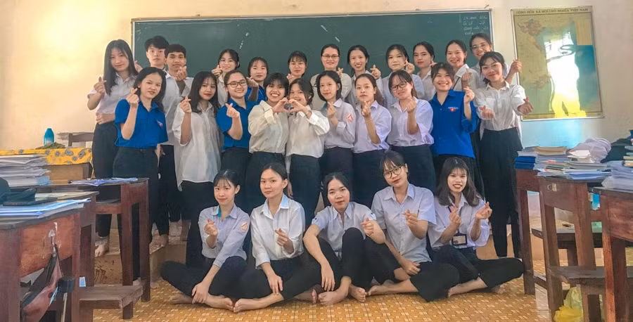 Cô Thái Thị Lương, Tổ trưởng Tổ Ngữ văn, Trường THPT DTNT N’Trang Lơng (tỉnh Đắk Lắk) cùng học trò. Ảnh: NVCC