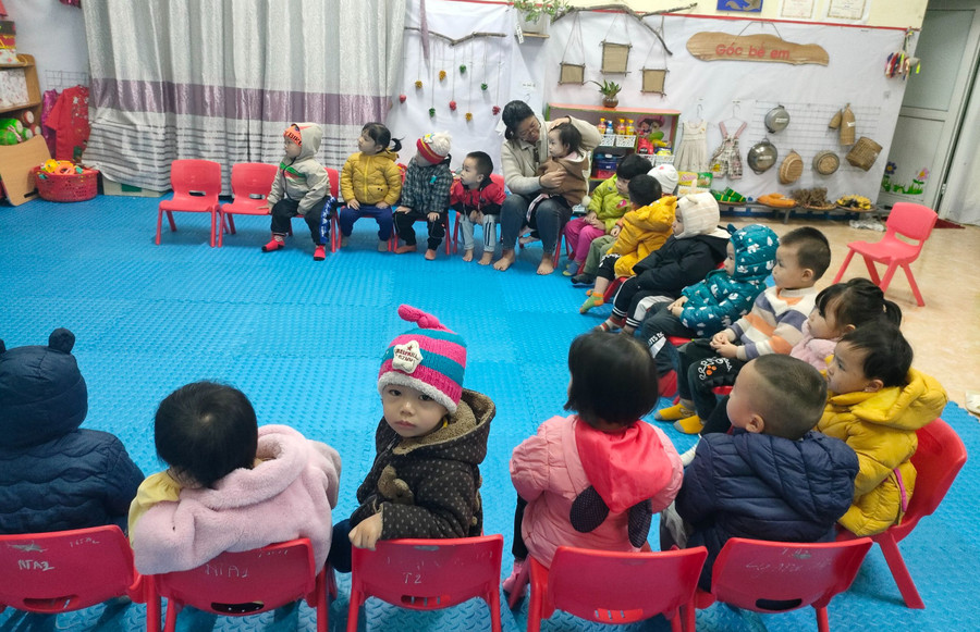 Giáo viên Trường Mầm non Hoa Ban đón trẻ. Ảnh: Hà Thuận Giáo viên Trường Mầm non Hoa Ban đón trẻ. Ảnh: Hà Thuận
