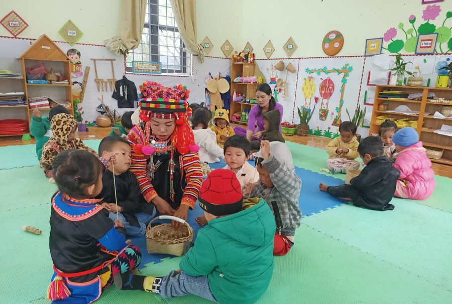 Giáo viên cùng phụ huynh cùng chơi để trẻ mạnh dạn, tự tin. Giáo viên cùng phụ huynh cùng chơi để trẻ mạnh dạn, tự tin.