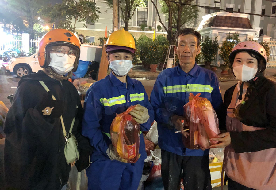 CLB nữ sinh Trường ĐH Bách khoa, ĐH Đà Nẵng tặng quà Tết cho hoàn cảnh khó khăn trong dịp Tết Nguyên đán 2023 từ các hoạt động gây quỹ.