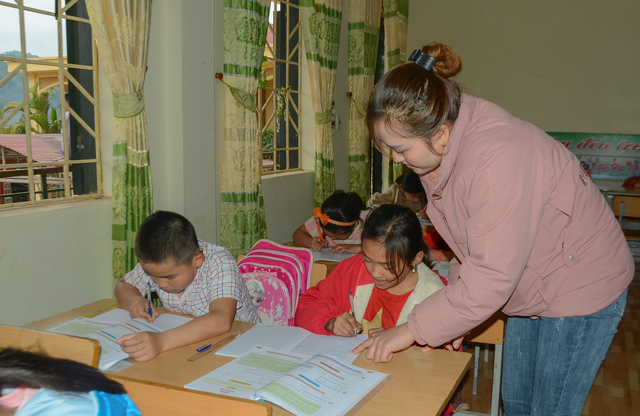 Một giờ lên lớp của cô Nguyễn Thị Thương, Trường PTDTBT Tiểu học Leng Su Sìn, huyện Mường Nhé. Ảnh: TG