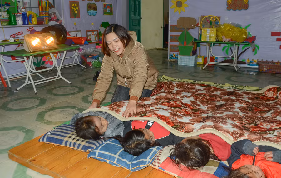 Giáo viên Trường Mầm non Hua Thanh, huyện Điện Biên chăm sóc giấc ngủ cho học sinh. Ảnh: TG