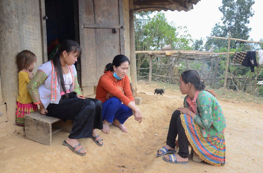 Giáo viên Trường Tiểu học số 2 Mường Mươn (xã Mường Mươn, huyện Mường Chà, tỉnh Điện Biên) đến nhà vận động học sinh ra lớp. Ảnh: TG