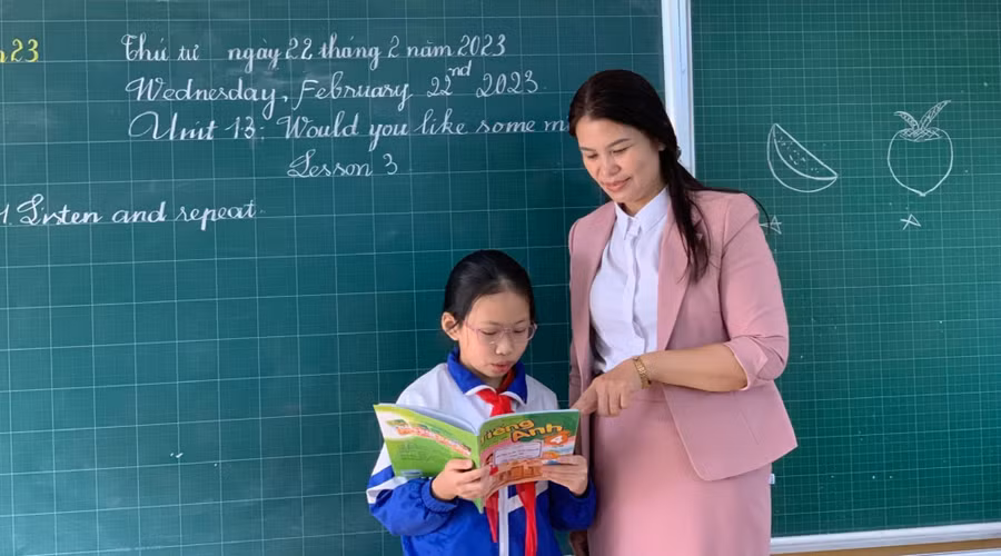 Cô Nguyễn Thị Nguyệt luôn tiên phong áp dụng phương pháp mới và ứng dụng CNTT trong giảng dạy. Ảnh: Đình Tuệ