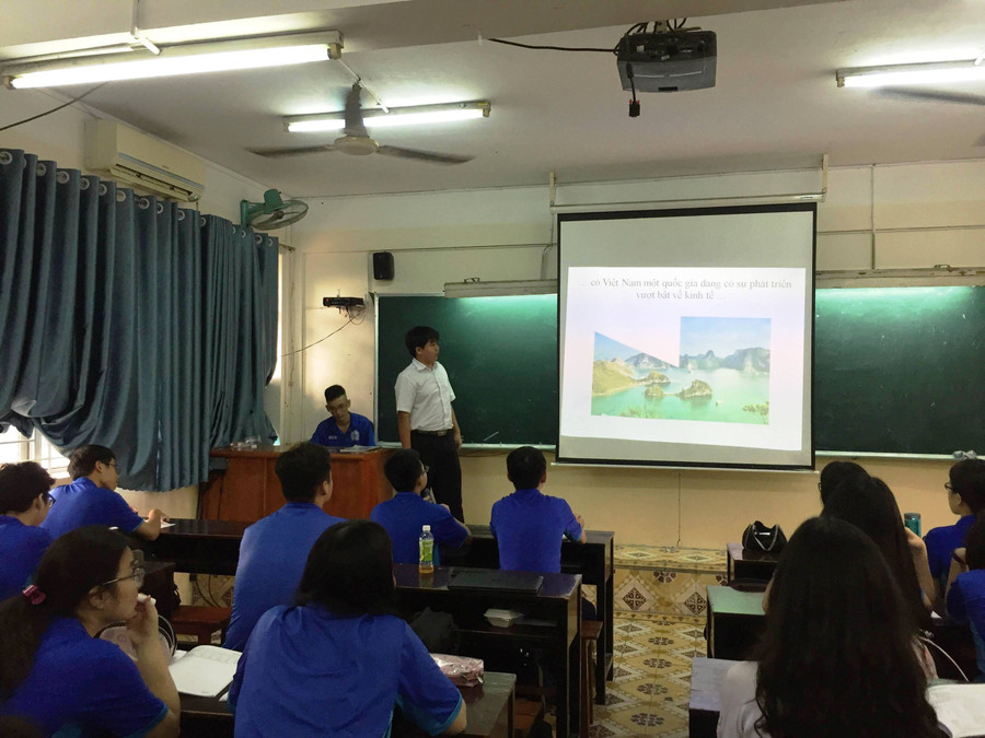 Lớp học diễn ra như một tiết học bình thường, người đứng lớp là các học sinh Lớp học diễn ra như một tiết học bình thường, người đứng lớp là các học sinh