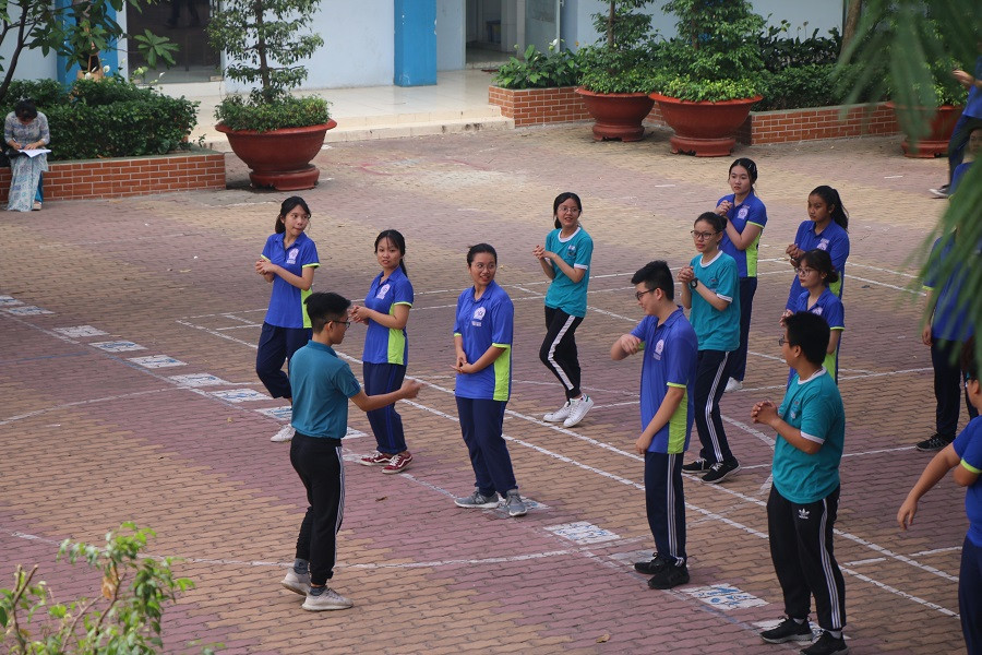 Một học sinh-thầy giáo trong tiết Thể dục