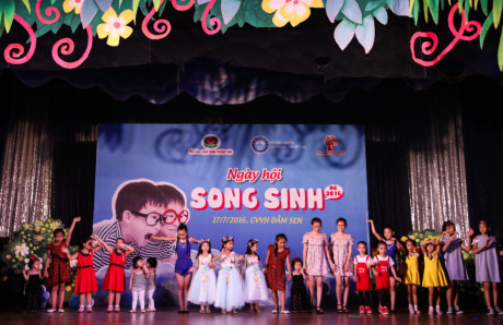 Hơn 70 cặp song sinh hội ngộ tại Sài Gòn - Ảnh 1 Hon 70 cap song sinh hoi ngo tai Sai Gon - Anh 1
