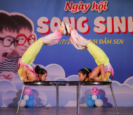 Hơn 70 cặp song sinh hội ngộ tại Sài Gòn - Ảnh 4 Hon 70 cap song sinh hoi ngo tai Sai Gon - Anh 4