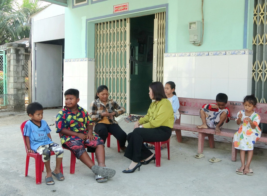 Đại diện Hội Phụ nữ xã Châu Lăng (Tri Tôn) thăm hỏi và tặng quà Tết cho hai anh em Chau Đa Vith.