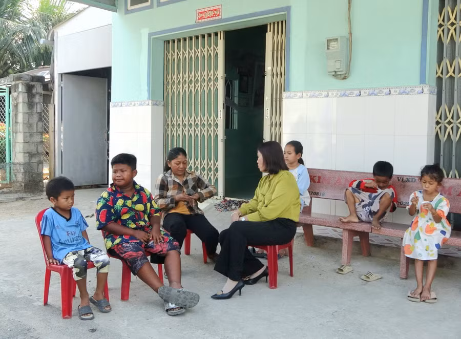 Đại diện Hội Phụ nữ xã Châu Lăng (Tri Tôn) thăm hỏi và tặng quà Tết cho hai anh em Chau Đa Vith.