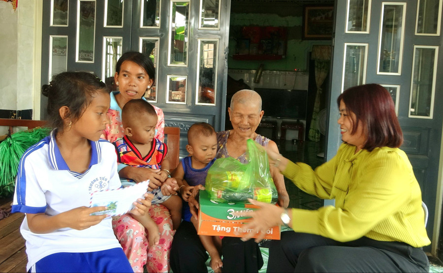 Tặng quà Tết cho em Neáng Sây Mây (học sinh lớp 3, Trường Tiểu học A Châu Lăng) và bé song sinh (em của Sây Mây).