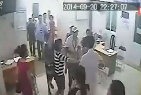 Đối tượng Tuấn gây náo loạn tại Khoa cấp cứu, BV Thanh Nhàn ngày 20/9. (Ảnh chụp từ clip)
