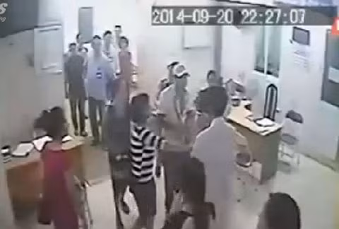 Đối tượng Tuấn gây náo loạn tại Khoa cấp cứu, BV Thanh Nhàn ngày 20/9. (Ảnh chụp từ clip)