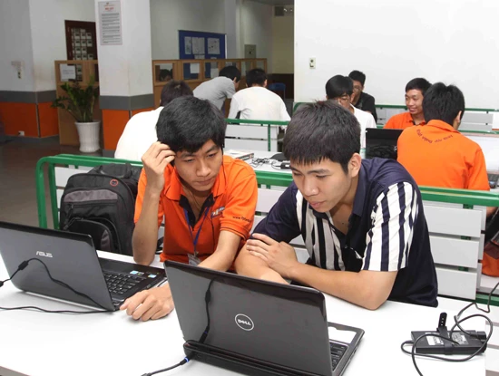 Các học viên, học sinh, sinh viên của Đại học FPT cũng bị cấm không được tặng quà dưới dạng tiền cho cán bộ, giảng viên, lãnh đạo nhà trường.