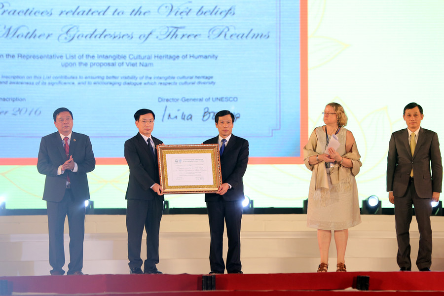 Lễ đón nhận Bằng UNESCO ghi danh “Thực hành Tín ngưỡng thờ Mẫu Tam phủ của người Việt” là Di sản Văn hóa phi vật thể đại diện của nhân loại. Ảnh: VGP/Đình Nam Lễ đón nhận Bằng UNESCO ghi danh “Thực hành Tín ngưỡng thờ Mẫu Tam phủ của người Việt” là Di sản Văn hóa phi vật thể đại diện của nhân loại. Ảnh: VGP/Đình Nam