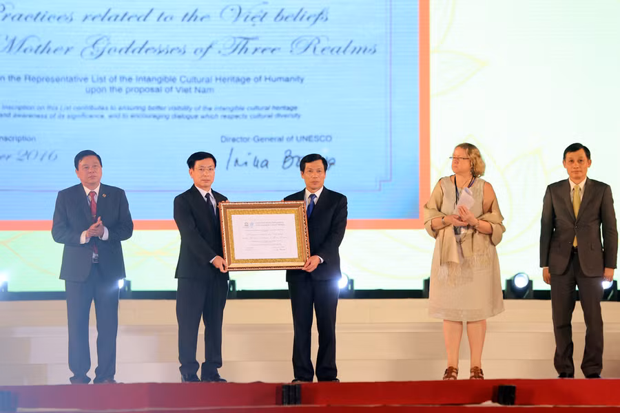 Lễ đón nhận Bằng UNESCO ghi danh “Thực hành Tín ngưỡng thờ Mẫu Tam phủ của người Việt” là Di sản Văn hóa phi vật thể đại diện của nhân loại. Ảnh: VGP/Đình Nam