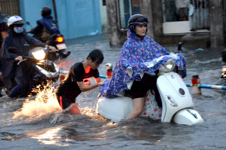 Mưa trái mùa lại gây ngập, xe chết máy hàng loạt ở Sài Gòn