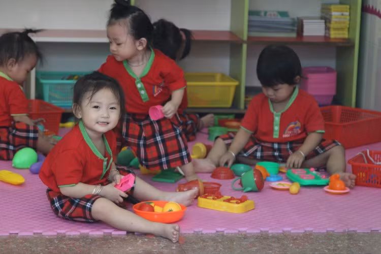 Cô trò Trường Mầm non Hoa Hồng (TP Dĩ An, Bình Dương). Ảnh: HA