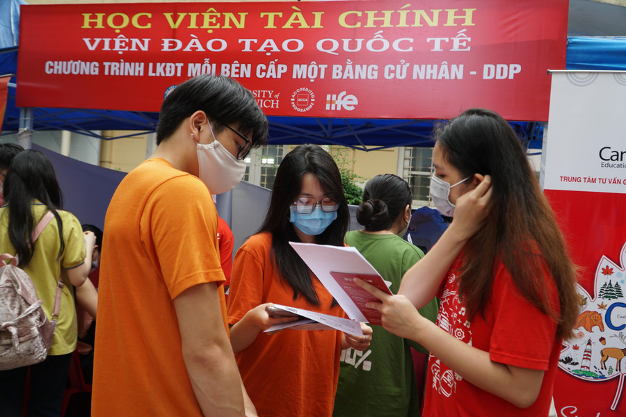 Thí sinh tham gia ngày hội tư vấn tuyển sinh, hướng nghiệp năm 2022. Ảnh: TG.