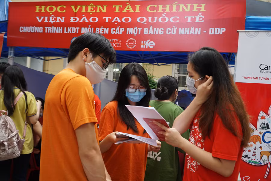 Thí sinh tham gia ngày hội tư vấn tuyển sinh, hướng nghiệp năm 2022. Ảnh: TG.