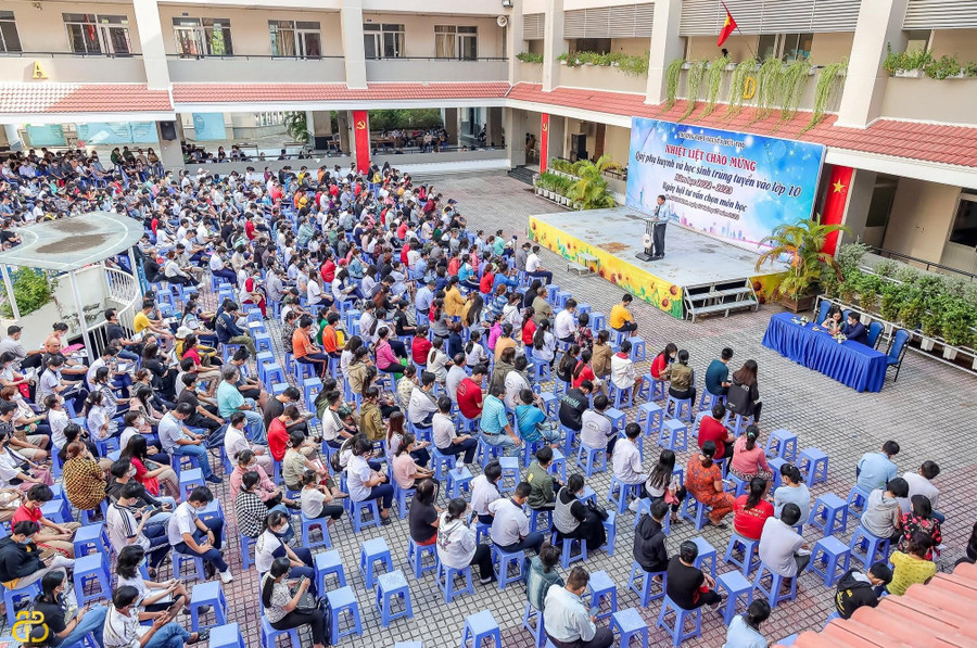 Trường THPT Nguyễn Hữu Thọ tổ chức ngày hội tư vấn chọn môn học cho phụ huynh và học sinh.