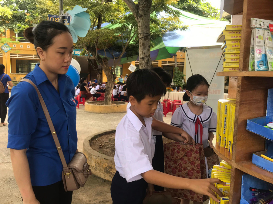 Tại “Nhà sách yêu thương 0 đồng”, các em học sinh được tự mua sắm những dụng cụ học tập cần thiết cho năm học mới như sách, vở, bút, hộp bút...