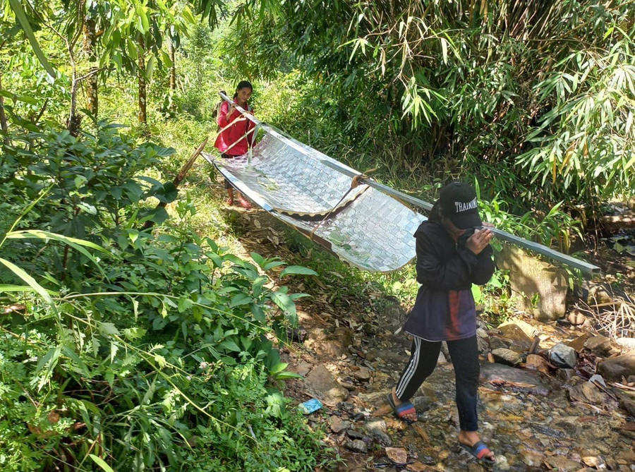 Người dân tham gia vận chuyển vật liệu để xây dựng điểm trường Tắc Lẻ.