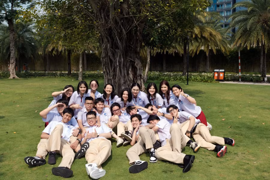 Minh Thùy (hàng trên, bên trái) cùng các bạn học chung lớp 12/14. Ảnh: NVCC