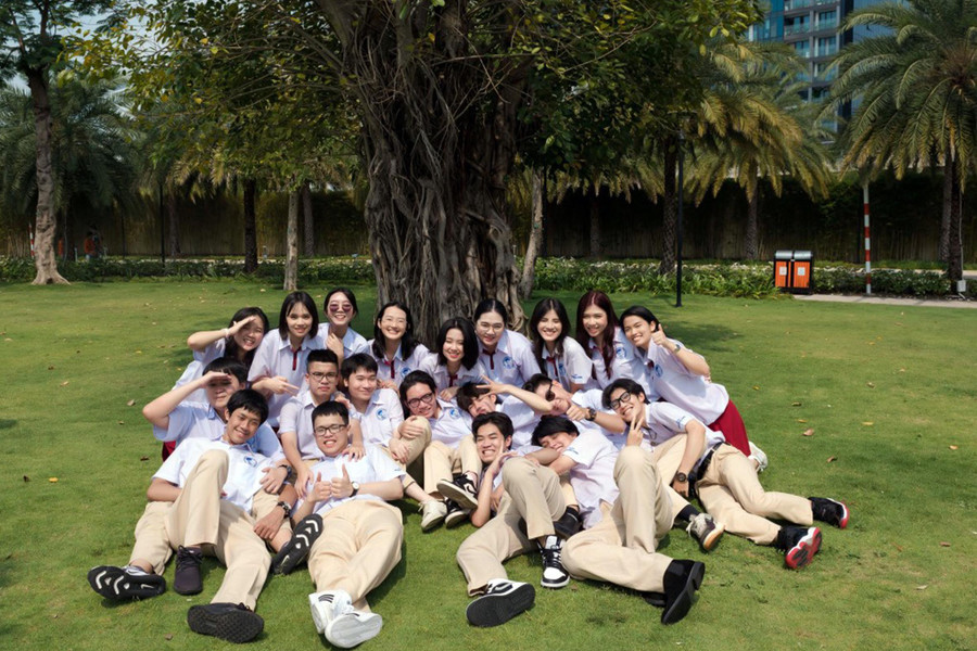 Minh Thùy (hàng trên, bên trái) cùng các bạn học chung lớp 12/14. Ảnh: NVCC Minh Thùy (hàng trên, bên trái) cùng các bạn học chung lớp 12/14. Ảnh: NVCC