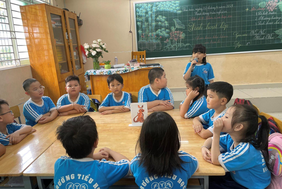 Tiết hoạt động trải nghiệm ở lớp 2 của Trường Tiểu học Bình Long. Tiết hoạt động trải nghiệm ở lớp 2 của Trường Tiểu học Bình Long.