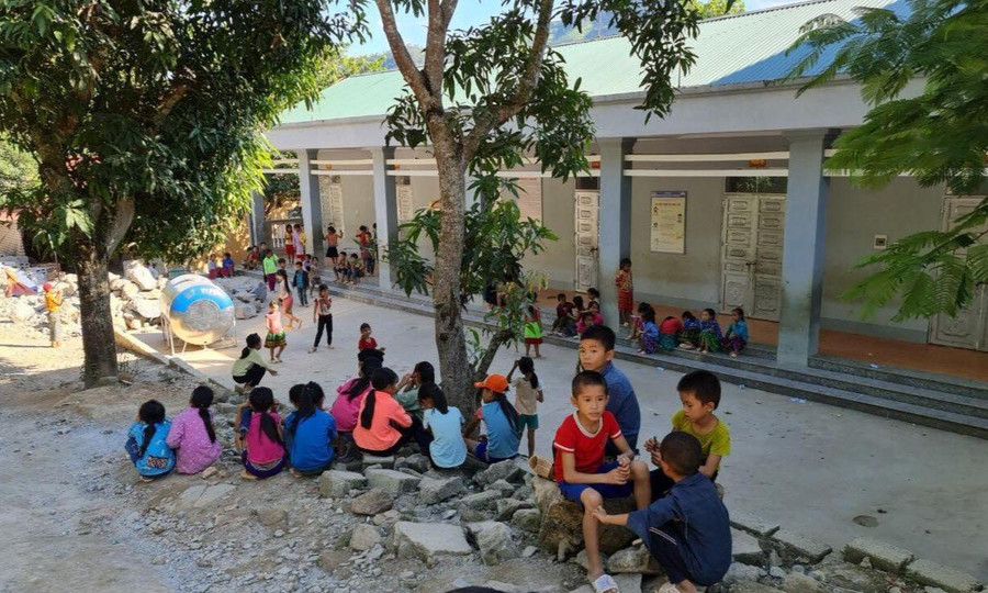 Trường PTDTBT Tiểu học xã Mậu Long (Yên Minh, Hà Giang) đã dồn được 80% học sinh lớp 3 về trường chính. Ảnh: NTCC