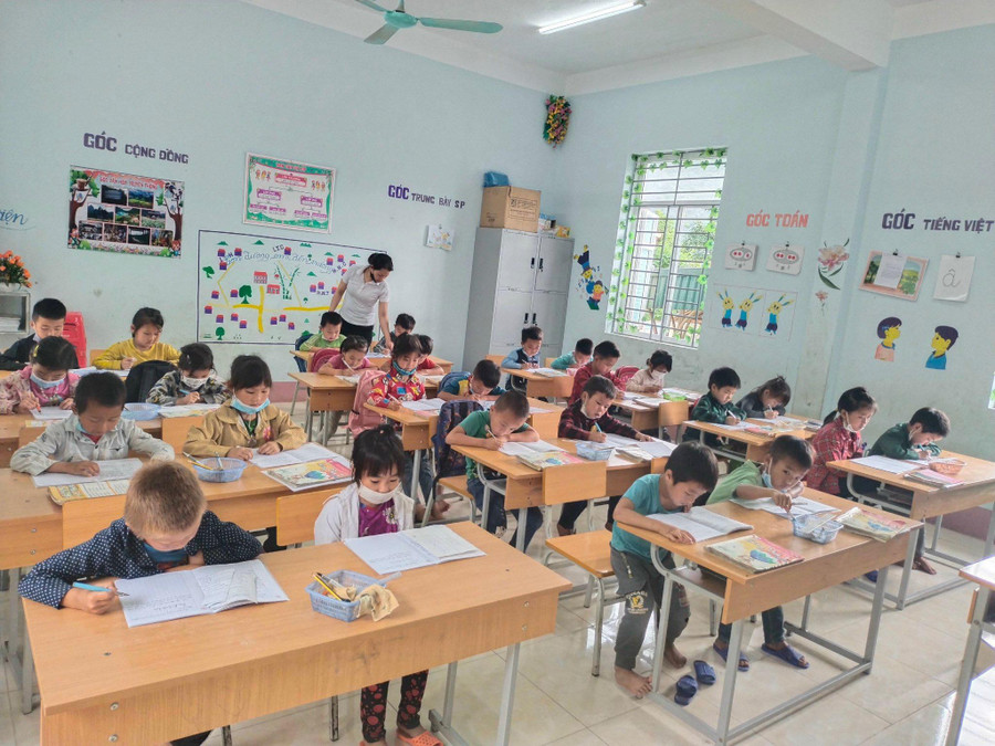 Củng cố kiến thức trước khai giảng tại Trường Tiểu học Lùng Tám (Quản Bạ, Hà Giang) được ban giám hiệu, thầy cô đặc biệt quan tâm. Ảnh: NTCC 