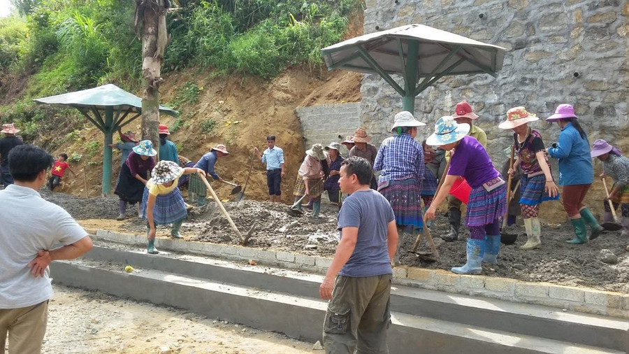 Thầy cô cùng phụ huynh Trường PTDTBT Tiểu học số 1 xã Sín Chéng (Si Ma Cai, Lào Cai) tu sửa trường lớp trước khai giảng. Ảnh: NVCC Thầy cô cùng phụ huynh Trường PTDTBT Tiểu học số 1 xã Sín Chéng (Si Ma Cai, Lào Cai) tu sửa trường lớp trước khai giảng. Ảnh: NVCC