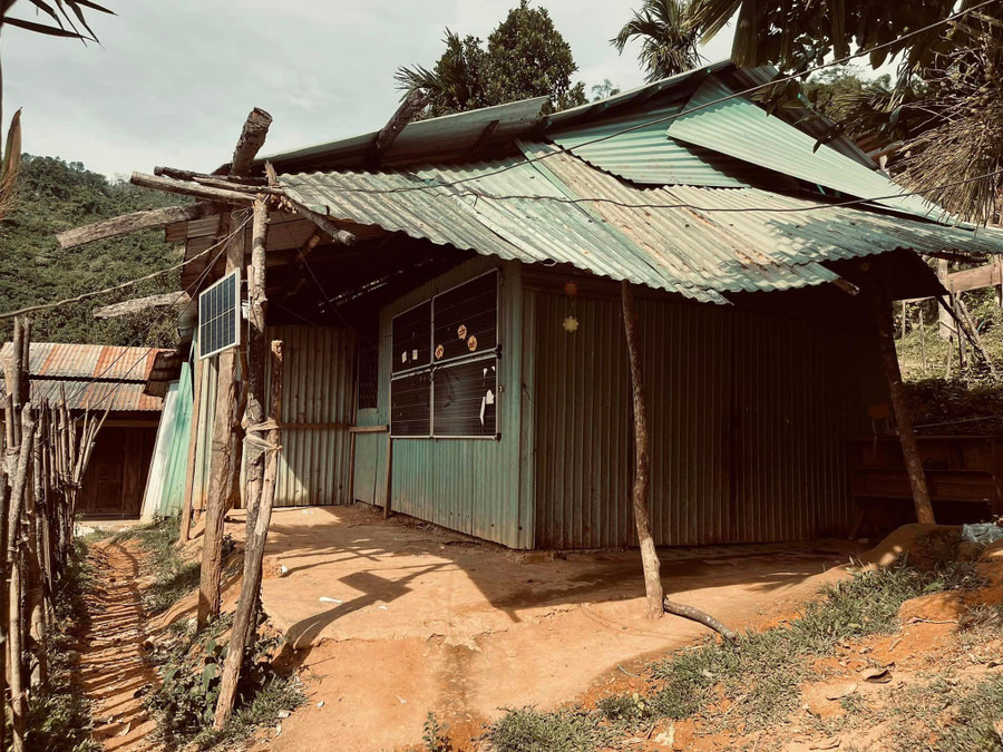 Điểm trường Tắc Lẻ (Trà Leng) được lắp ghép từ tôn đã xuống cấp.