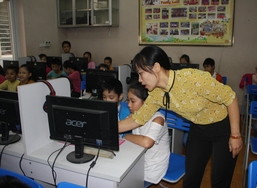 Do thiếu máy tính khi dạy học bộ môn Tin học nên nhiều trường phải áp dụng 2 học sinh/máy. Ảnh minh họa: Sỹ Điền Do thiếu máy tính khi dạy học bộ môn Tin học nên nhiều trường phải áp dụng 2 học sinh/máy. Ảnh minh họa: Sỹ Điền