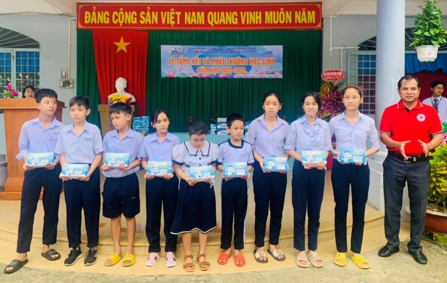 Trường Nuôi dạy trẻ khuyết tật tỉnh Đồng Tháp khen thưởng học sinh có thành tích học tập xuất sắc.