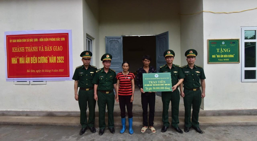Bộ đội biên phòng Bắc Sơn đồng hành cùng đồng bào “an cư lập nghiệp”. Bộ đội biên phòng Bắc Sơn đồng hành cùng đồng bào “an cư lập nghiệp”.
